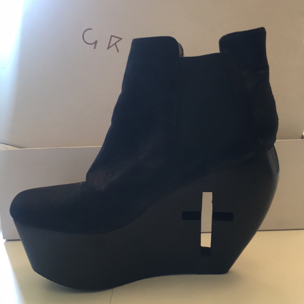 GREY CITY CROSS CUT OUT WEDGE HEEL